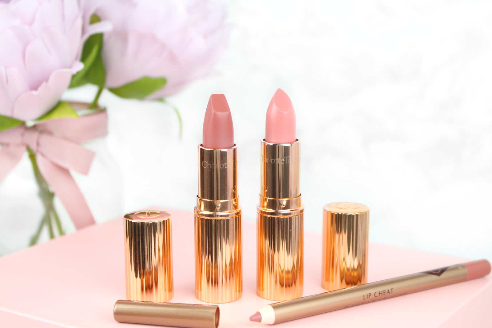 Son môi là món đồ makeup cơ bản nhất cần có trong túi bất kỳ cô gái nào Son môi là món đồ makeup cơ bản nhất cần có trong túi bất kỳ cô gái nào